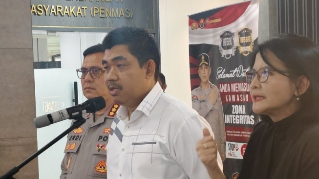 Juru Bicara Densus 88 Antiteror Polri Kombes Aswin Siregar (tengah) berbicara dalam konferensi pers di Gedung Divisi Humas Polri, Jakarta, Rabu (7/8/2024). ANTARA/Nadia Putri Rahmani