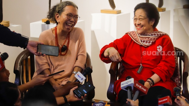 Presiden ke-5 RI Megawati Soekarnoputri (kanan) didampingi pematung Dolorosa Sinaga (kiri) menemui awak media usai melihat pameran seni patung di Galeri Nasional, Jakarta, Kamis (8/8/20204). [Suara.com/Alfian Winanto] 