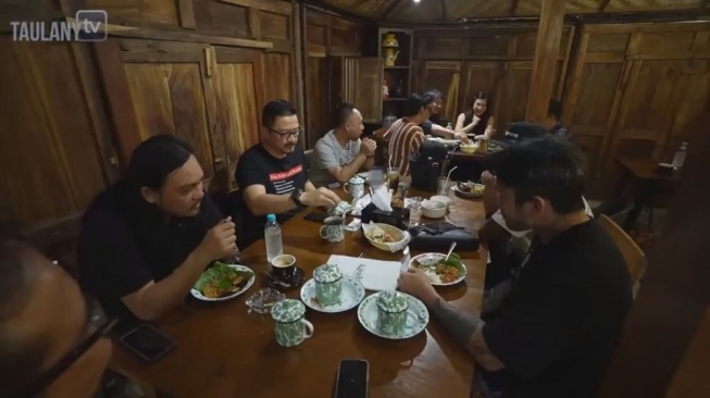 Sejumlah artis dari geng motor The Prediski menyantap makanan di restoran milik Andre Taulany. [Taulany TV]