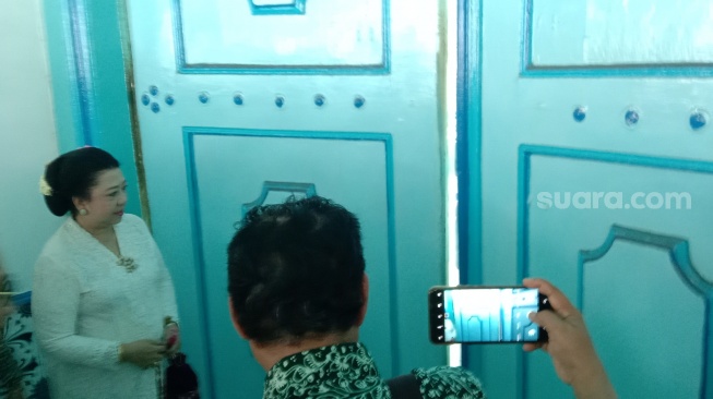 Prosesi eksekusi pembukaan pintu kori kamandungan Keraton Kasunanan Surakarta oleh PN Solo, Kamis (8/8/2024). [Suara.com/Ari Welianto]