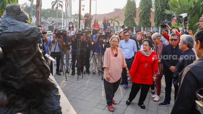 Presiden ke-5 RI Megawati Soekarnoputri (tengah) didampingi pematung Dolorosa Sinaga saat melihat pameran seni patung di Galeri Nasional, Jakarta, Kamis (8/8/20204). [Suara.com/Alfian Winanto] 