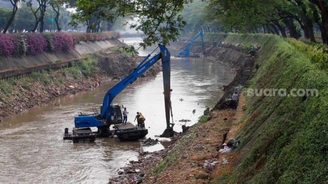 Pengerukan Kali Ciliwung Antisipasi Musim Penghujan