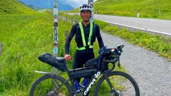 Pesepeda ultra asal Indonesia, Bambang Anggoro Jati mencapai Hochtann Mountain Pass di Austria. [Dok. Istimewa]