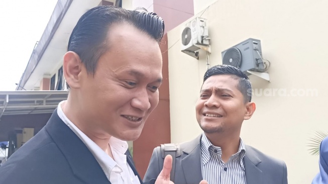 Daniel Hutabarat, pengacara Rien Wartia istri Andre Taulany usai sidang di Pengadilan Agama Tigaraksa, Tangerang pada Kamis (8/8/2024). [Suara.com/Rena Pangesti]