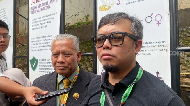 Suami Nisya Ahmad, Andika Rosadi dan kuasa hukumnya, Nata Sasmita usai sidang cerai di Pengadilan Agama Jakarta Selatan, Kamis (8/8/2024). [Suara.com/Tiara Rosana]