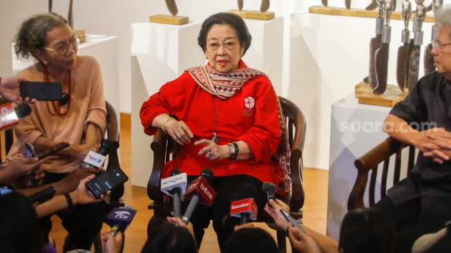 Presiden ke-5 RI Megawati Soekarnoputri (tengah) menemui awak media usai melihat pameran seni patung di Galeri Nasional, Jakarta, Kamis (8/8/20204). [Suara.com/Alfian Winanto] 