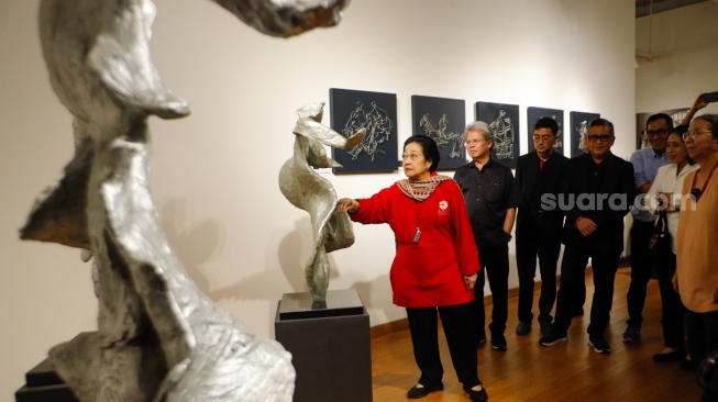 Presiden ke-5 RI Megawati Soekarnoputri (tengah) saat melihat pameran seni patung di Galeri Nasional, Jakarta, Kamis (8/8/20204). [Suara.com/Alfian Winanto] 