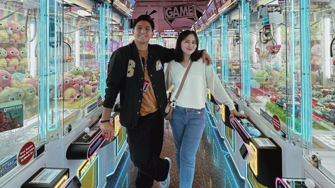 Potret Mesra Masayu Clara dan Qausar Harta. (Instagram/masayuclara)