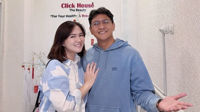 Potret Mesra Masayu Clara dan Qausar Harta. (Instagram/masayuclara)