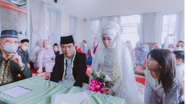 Siapa yang Menjadi Wali Nikah Jika Ayah Non Muslim?