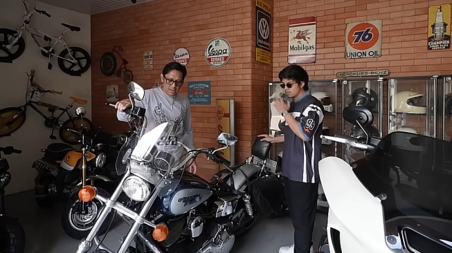 Andre Taulany dan moge eks koleksi Wiranto. (Youtube/AH)