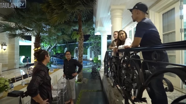 Andre Taulany gelar acara open house dengan rekan kerjanya di Lapor Pak! (YouTube/Taulany TV)