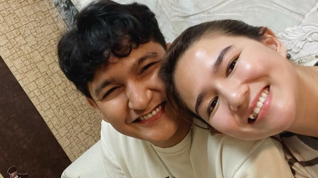 Potret Mesra Masayu Clara dan Qausar Harta. (Instagram/masayuclara)