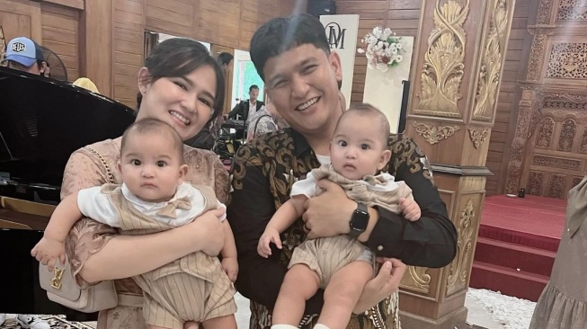 Potret Mesra Masayu Clara dan Qausar Harta. (Instagram/masayuclara)