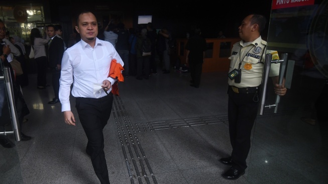 Mantan Kepala Rutan KPK Achmad Fauzi menjelang sidang perdana perkara dugaan pungutan liar (pungli) dalam lingkungan Rumah Tahanan (Rutan) KPK di Pengadilan Tipikor, Jakarta, Kamis (1/8/2024).  [ANTARA FOTO/Aditya Pradana Putra].