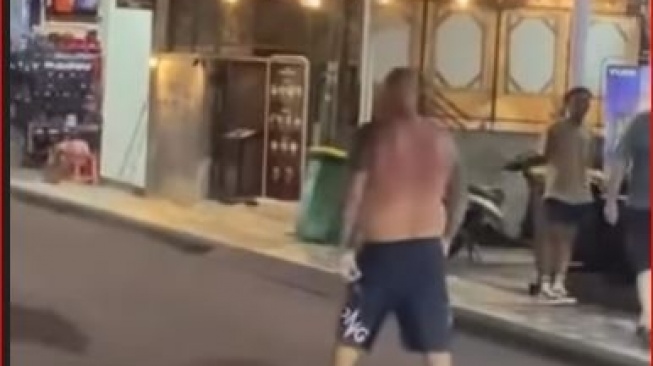 Ulah Bule di Tengah Jalan Ini Bikin Pengendara Bingung Dan Kesal