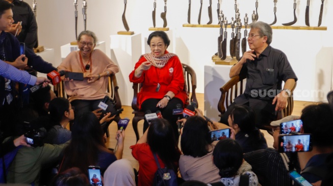 Presiden ke-5 RI Megawati Soekarnoputri (tengah) didampingi pematung Dolorosa Sinaga (kiri) menemui awak media usai melihat pameran seni patung di Galeri Nasional, Jakarta, Kamis (8/8/20204). [Suara.com/Alfian Winanto] 