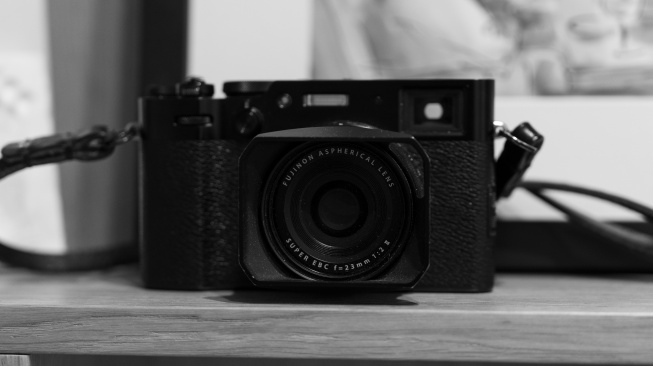 Fujifilm X100V. [Unsplash/Aleksandrs Karevs]