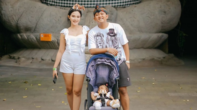 Family Time di Kebun Binatang, Outfit Bella Bonita Istri Denny Caknan Jadi Sorotan