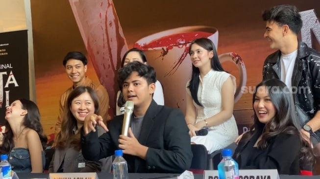 Aliando Syarief dan sederet cast dalam konferensi pers serial Cinta Mati di kawasan Menteng, Jakarta Pusat, Jumat (9/8/2024) [Suara.com/Tiara Rosana] 