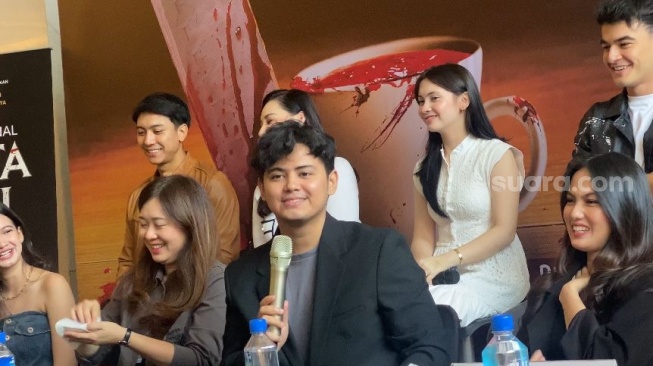 Aliando Syarief dan sederet cast dalam konferensi pers serial Cinta Mati di kawasan Menteng, Jakarta Pusat, Jumat (9/8/2024) [Suara.com/Tiara Rosana] 