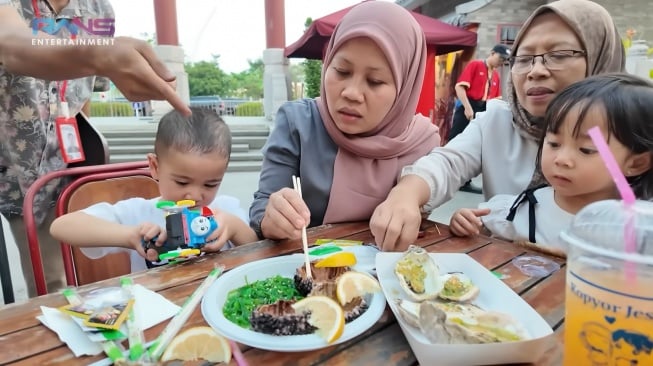 Potret Rayyanza Malik Ahmad makan bulu babi (YouTube/Rans Entertainment)