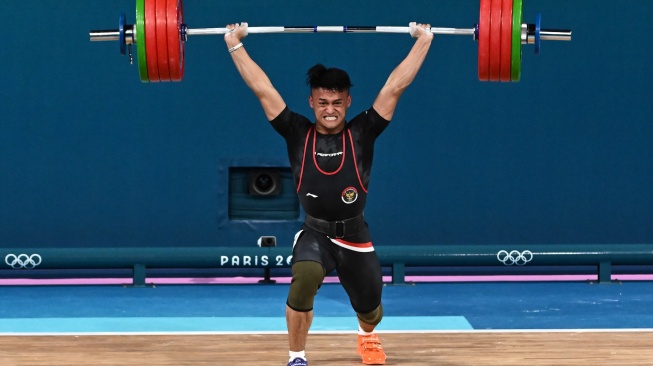 Lifter Indonesia Rizki Juniansyah melakukan angkatan clean and jerk dalam kelas 73 kg putra Olimpiade Paris 2024 di South Paris Arena, Paris, Prancis, Kamis (8/8/2024). [ANTARA FOTO/Wahyu Putro A/app/wpa]