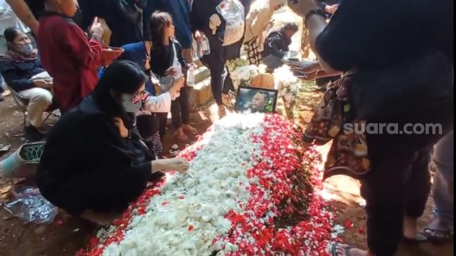 Pemakaman Otig Pakis di Kompleks Makam Bengkel WS Rendra, Depok, Jawa Barat pada Jumat (9/8/2024) [Suara.com/Rena Pangesti]