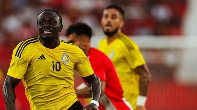 Sadio Mane menggiring bola dalam laga Almeria vs Al Nassr. [Dok. Al Nassr]