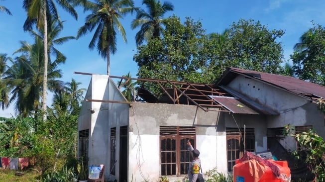 16 Rumah Rusak Berat akibat Hujan Deras dan Angin Puting Beliung di Desa Pal Sembilan Kubu Raya