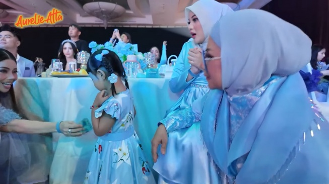 Potret Ameena mendapat segepok uang saat menemani ibu di pesta ulang tahun Shella Saukia (YouTube/Aurelie Atta)