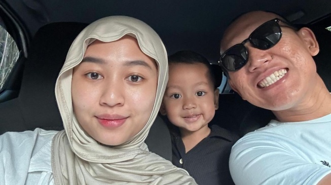 Oki Rengga bersama istri dan putranya. [Instagram]