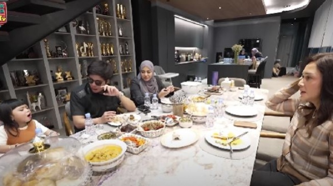 Maia Estianty makan bareng Ameena, Atta dan Aurel. [YouTube/Maia Al El Dul Tv]