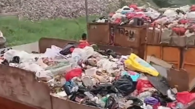 Darurat Sampah di Depok! Antrean Truk Mengular Hingga Rumah Warga