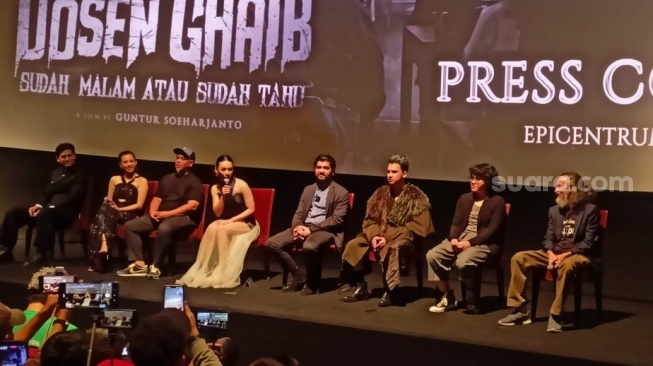 Egi Fedly, Ersya Aurelia, Rayn Wijaya, Annette Edoarda dan Endy Arfian saat konferensi pers film Dosen Ghaib: Sudah Malam atau Sudah Tahu di Epicentrum, Kuningan, Jakarta Selatan pada Kamis (8/8/2024). [Suara.com/Rena Pangesti]