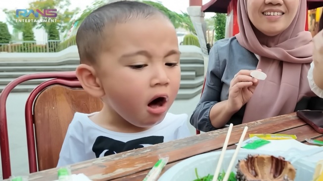 Potret Rayyanza Malik Ahmad makan bulu babi (YouTube/Rans Entertainment)