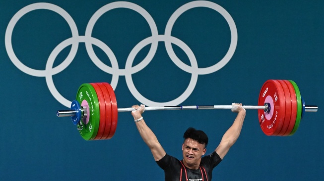 Lifter Indonesia Rizki Juniansyah melakukan angkatan clean and jerk dalam kelas 73 kg putra Olimpiade Paris 2024 di South Paris Arena, Paris, Prancis, Kamis (8/8/2024). [ANTARA FOTO/Wahyu Putro A/app/wpa]