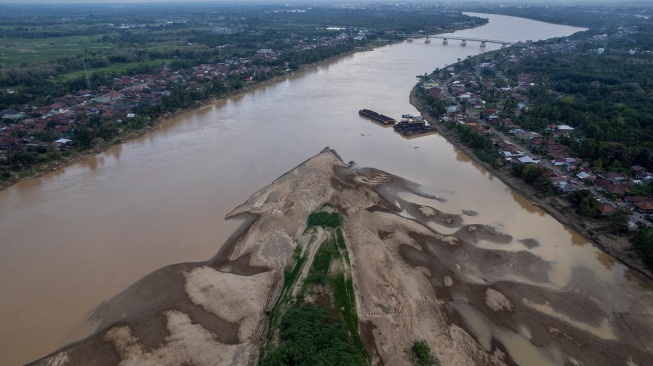 Diterpa Kemarau, Sungai Batanghari di Jambi Surut