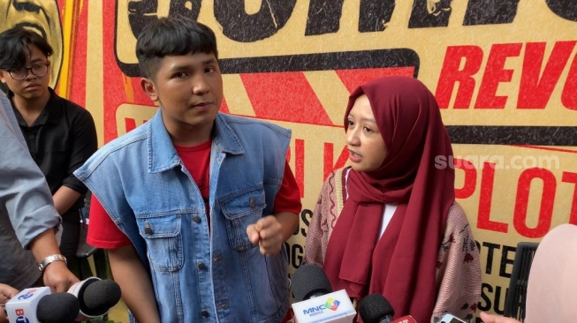 Jirayut dan Halda Rianta dalam konferensi pers film Comic 8 Revolution di kawasan Mampang, Jakarta Selatan, Kamis (8/8/2024). [Suara.com/Tiara Rosana]