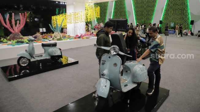 Pengunjung melihat motor listrik di acara Festival LIKE (Lingkungan, Iklim, Kehutanan, EBT) 2 di Jakarta Convention Center (JCC), Jakarta, Sabtu (10/8/2024). [Suara.com/Alfian Winanto]