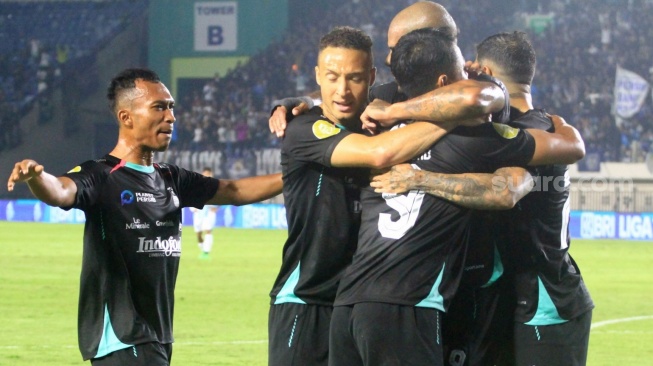 Pemain Persib merayakan gol David da Silva ke gawang PSBS Biak pada laga perdana BRI Liga 1 2024/2025 di Stadion Si Jalak Harupat, Kabupaten Bandung, Jumat (9/8/2024). [Suara.com/Rahman]