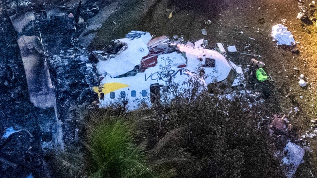 Gambar udara reruntuhan pesawat yang jatuh  di Vinhedo, Sao Paulo, Brasil, Jumat (9/8/2024). [MIGUEL SCHINCARIOL / AFP]