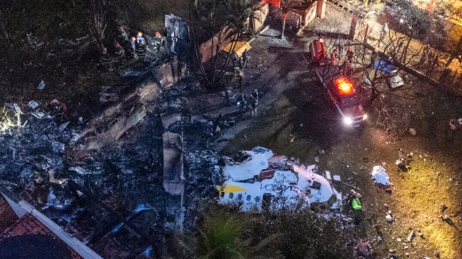 Gambar udara reruntuhan pesawat yang jatuh  di Vinhedo, Sao Paulo, Brasil, Jumat (9/8/2024). [MIGUEL SCHINCARIOL / AFP]