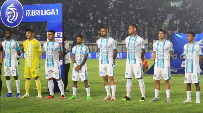 Pemain PSBS Biak saat menghadapi Persib Bandung di laga perdana BRI Liga 1 2024/2025 melawan Persib Bandung di Stadion Si Jalak Harupat, Sabtu (9/8/2024). 