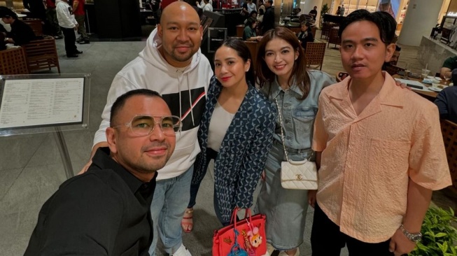 Potret Nagita, Raffi, Selvi, dan Gibran saat datang ke pop up store baju Olimpiade Tim Indonesia (Instagram/raffinagita1717)