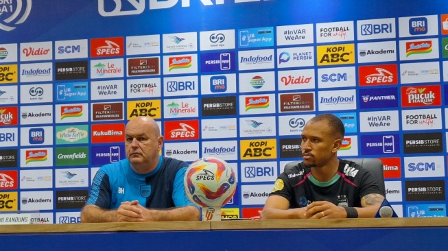 Pelatih Persib Bojan Hodak dan pemainnya Gustavo Franca usaii laga pekan I BRI Liga 1 2024/2025 [Suara.com/Rahman]