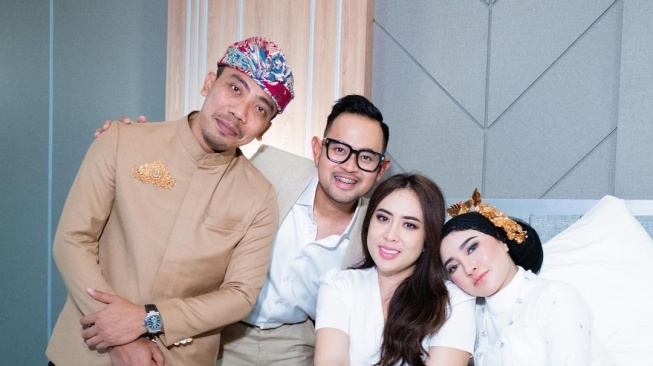 Potret Shandy Purnamasari dan Maharani Kemala bersama para suaminya (Instagram/maharanikemala)