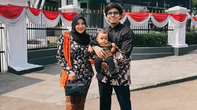 Style Aurel Hermansyah dan Atta Halilintar di acara Tasyakuran 7 Bulan Kehamilan Erina Gudono.[Instagram/@aureliehermansyah]