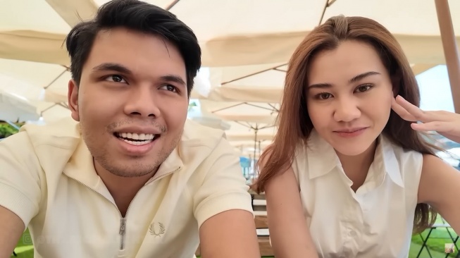 Potret Thariq Halilintar dan Aaliyah Massaid saat sedang berada di restoran Lake Como, Italia (YouTube/Thariq Halilintar)