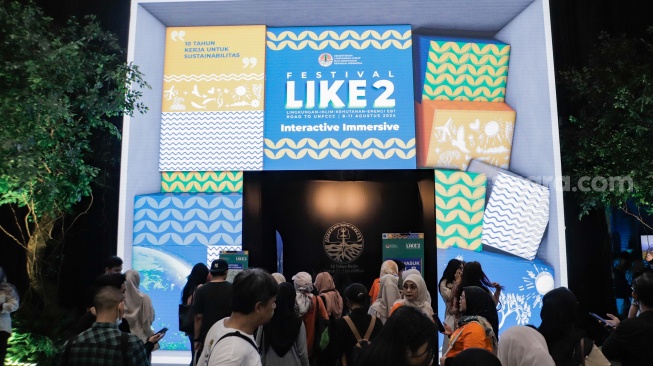 Pengunjung melihat acara Festival LIKE (Lingkungan, Iklim, Kehutanan, EBT) 2 di Jakarta Convention Center (JCC), Jakarta, Sabtu (10/8/2024). [Suara.com/Alfian Winanto]